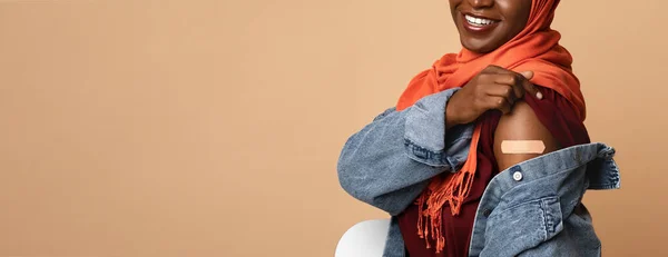 Closeup de ombro senhora preto muçulmano com banda médica em — Fotografia de Stock