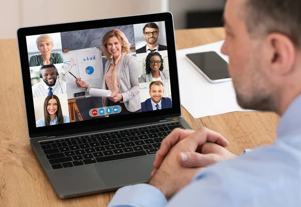 Zakenman zit op Laptop tijdens Online Corporate Meeting In Office — Stockfoto