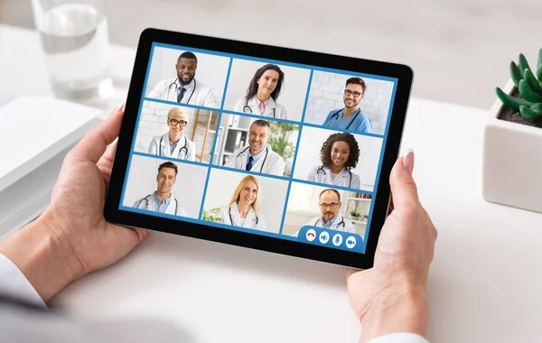 Doctor Lady Making Video Call With Colleagues Using Tablet Indoor — Stock Photo, Image