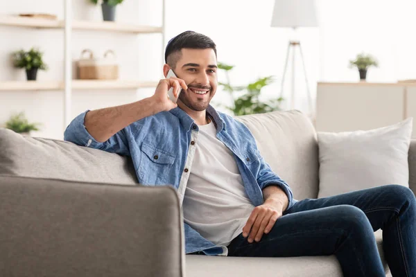 Retrato de un hombre israelí sonriente hablando por teléfono en casa — Foto de Stock