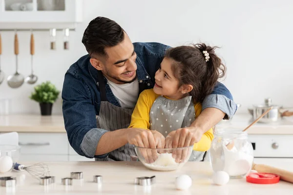 Vater-Tochter-Freizeit. Glücklich Arab Dad Baking Mit Female Child In Küche — Stockfoto