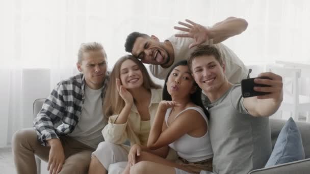 Grupa wesołych młodych, wielonarodowych przyjaciół robi selfie na smartfonie w domu — Wideo stockowe