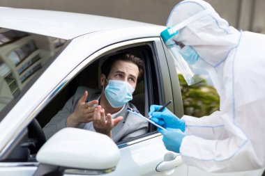 Karantina, yeni normal, insanların araçla gelmelerini kontrol ediyor.