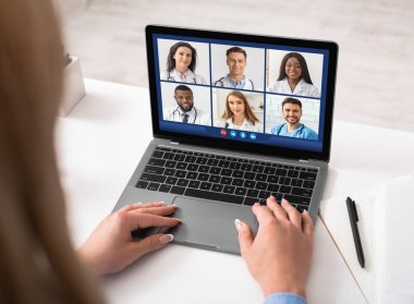 Laptop Video 'daki Bayan Doktor İçerideki Çeşitli Meslektaşları Arkaya Bakış