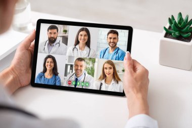 İçerideki Meslektaşlar Tablet Kullanırken Doktor Grup Video Çağrısı Yapıyor