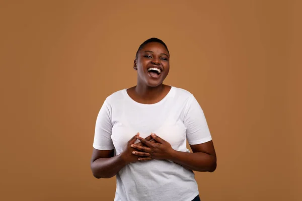 Retrato de mulher negra jovem casual rindo, parede marrom — Fotografia de Stock