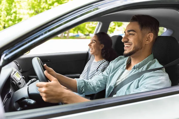 Fröhlicher Mann und Frau aus dem Mittleren Osten sitzen im schönen Auto — Stockfoto