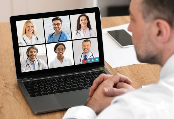 Médico sentado no laptop durante a videoconferência médica Interior, Colagem — Fotografia de Stock