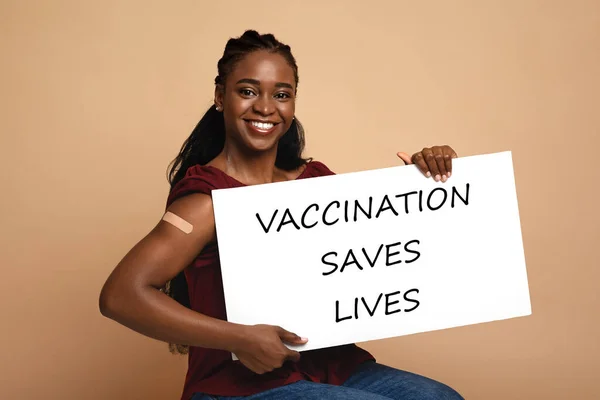 Mujer negra bonita con vacunación salva vidas cartel — Foto de Stock