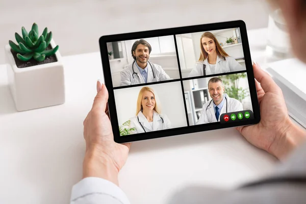 Жінка лікар має віртуальну зустріч з групою колег в приміщенні — стокове фото