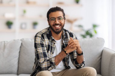 Yakışıklı orta doğu milenyum adamı evde poz veriyor.