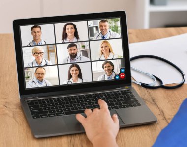 Doktor Video Görüntüsü İçerideki İş Arkadaşları Grubuyla İletişim, Kesildi