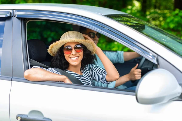 Exzentrische Millennial-Eheleute auf Autofahrt — Stockfoto