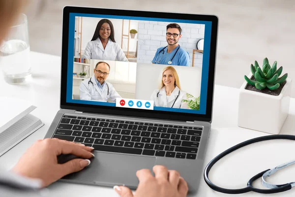 Female Therapist Video Calling Group Of Doctors Colleagues In Office — Stock Photo, Image