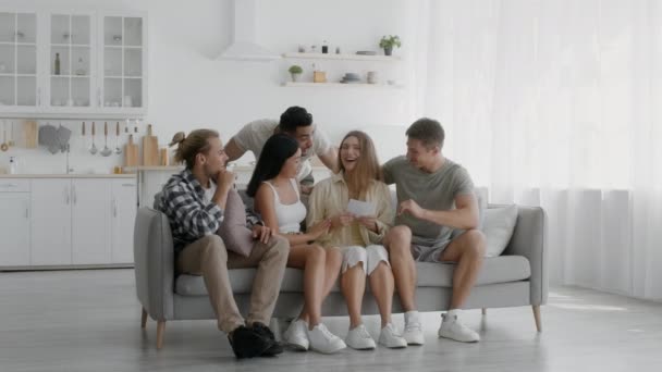 Šťastná mladá žena sdílení těhotenství zprávy se skupinou přátel doma — Stock video