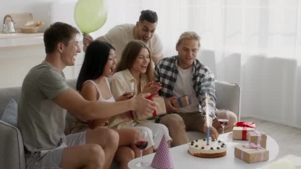 Amis multiethniques saluant femme heureuse avec anniversaire à la maison fête, célébrer ensemble — Video