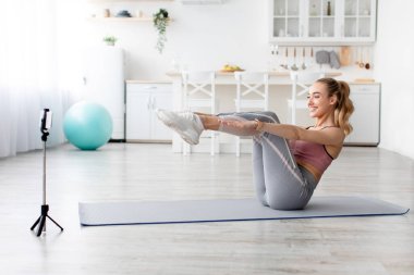 Spor koçu evde sosyal medya için blog çekiyor, covid-19 tecrit