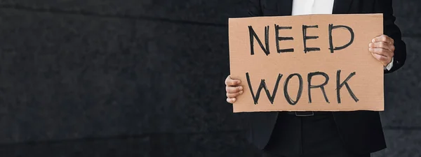 No más dinero en concepto de cuarentena. Trabajador de oficina masculino sosteniendo letrero de cartón con inscripción de trabajo necesario — Foto de Stock