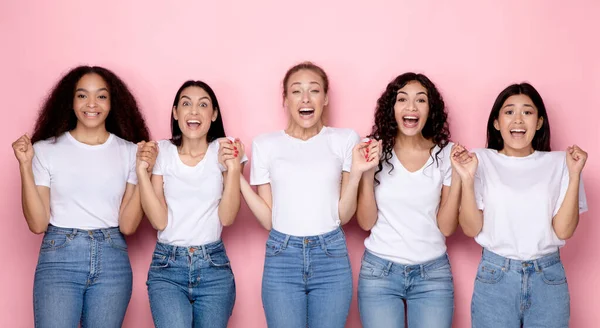 Eccitato Millennial Women tenendo le mani su sfondo rosa, Panorama — Foto Stock