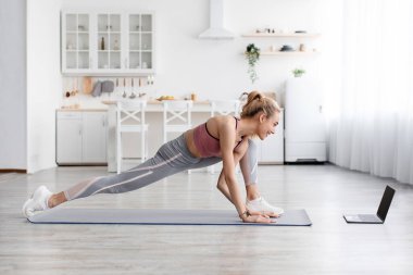 Evde Covid-19 karantina, esneme, modern cihazla yoga ve çevrimiçi eğitmen