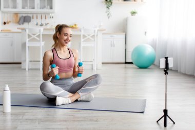 Formda blog yazarı sınıf, çevrimiçi ders ve modern teknoloji için egzersiz videosu yapıyor