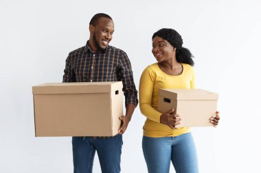 Hareketli Kavram. Karton kutular taşıyan mutlu siyah adam ve kadın