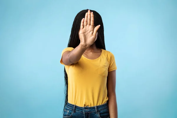Irriconoscibile afro-americano signora gesturing stop su sfondo blu — Foto Stock