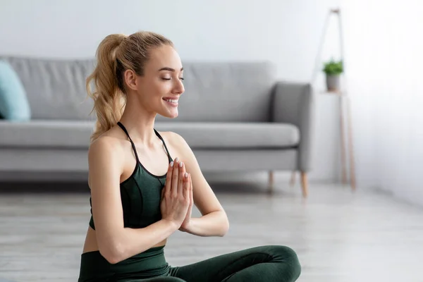 Sport för nybörjare. Kvinna som tränar yoga lektion, andas, meditation, övningar — Stockfoto