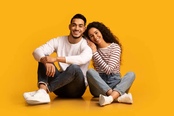 Retrato de feliz sonriente joven pareja árabe posando sobre fondo amarillo — Foto de Stock