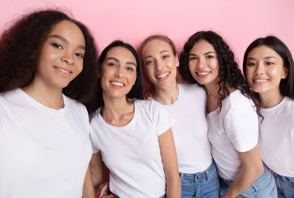 Grupo de Mulheres Multiculturais Fazendo Selfie Posando Juntas, Fundo Rosa — Fotografia de Stock