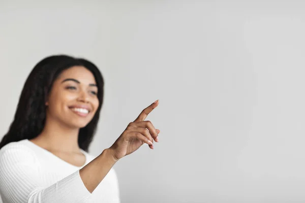 Modernt futuristiskt styrsystem. Svart kvinna pekar finger i luften trycka på knappen på osynlig skärm — Stockfoto