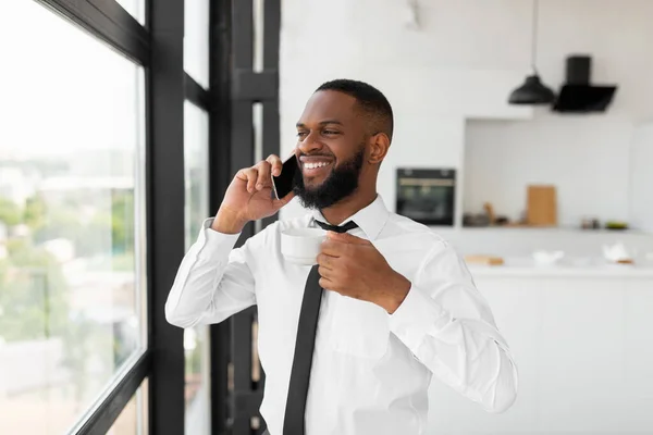 Hombre afroamericano hablando por teléfono móvil —  Fotos de Stock