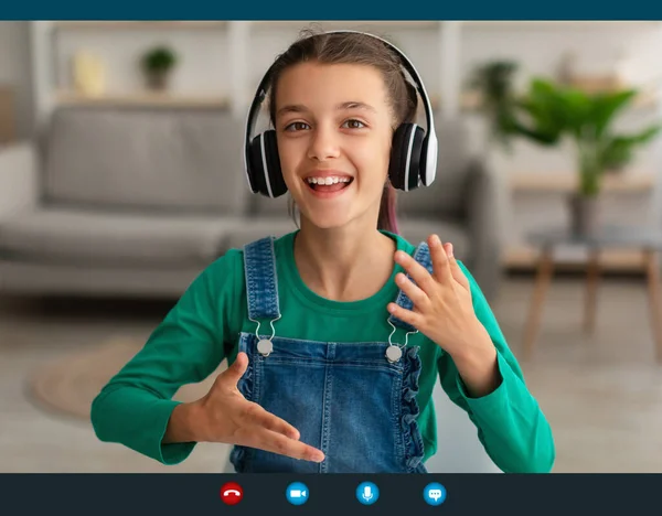 Meisje achter het bureau, pratend op de camera met een headset — Stockfoto