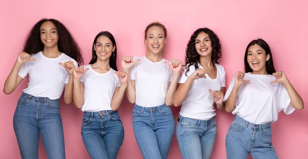 Cinco mulheres multiétnicas apontando polegares para si mesmos, fundo rosa, Panorama — Fotografia de Stock