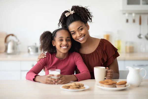 Madre negra cariñosa y su hija disfrutando de galletas frescas —  Fotos de Stock