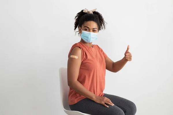 Afro-Amerikaanse dame in casual hebben vaccinatie in kliniek — Stockfoto