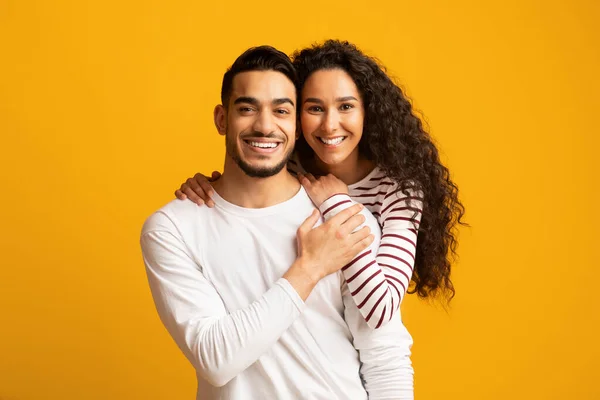 Glada arabiska makar. Glada mellanösternpar kramas och ler mot kameran — Stockfoto