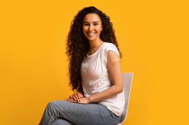 Aşıdan sonra. Aşılanmış Güzel Arap Kadın Coronavirüs Aşısından Sonra Kolunu Gösteriyor