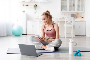 Evde Covid-19 salgını, fitness blogu ve sosyal ağlar, antrenörlük işi için modern teknoloji