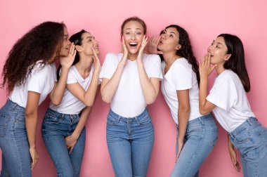 Çok ırklı Bayanların Sırlarını Paylaşması Heyecan verici Haberler, Pembe Arkaplan