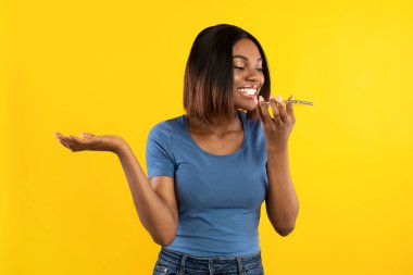 Telefondaki sesi kullanan Afrikalı Amerikalı Kadın, Sarı Arkaplan