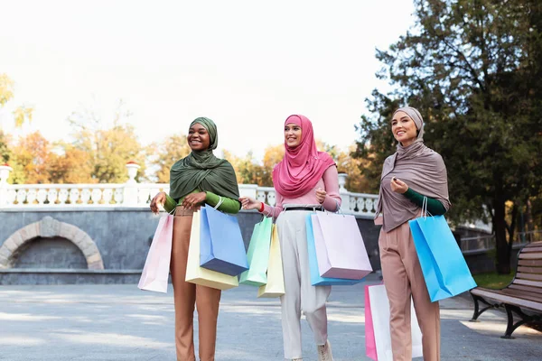 Bir grup Müslüman kadın dışarıda alışveriş yapıp çantalarını taşıyorlar. — Stok fotoğraf