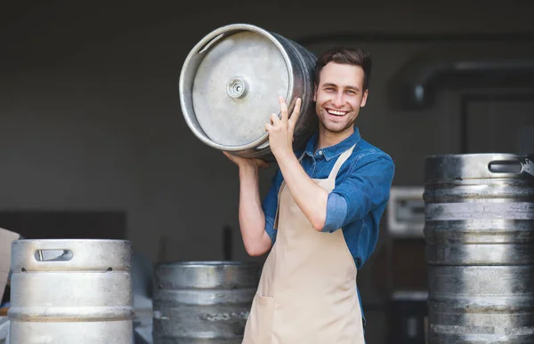 Cervejaria, trabalho em armazém, moderno forte trabalhador cervejeiro carrega ingredientes — Fotografia de Stock