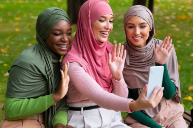 Video Çağrısı Yapan Müslüman Kadınlar Dışarıda El Sallıyor