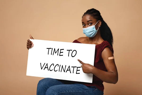 Zwarte vrouw wijst naar Time To Vacinate board — Stockfoto