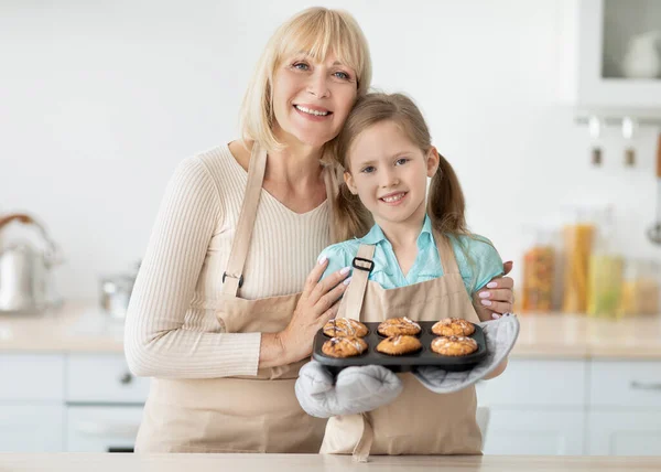 Ευτυχισμένη ηλικιωμένη γυναίκα και η εγγονή της ετοιμάζουν μπισκότα — Φωτογραφία Αρχείου