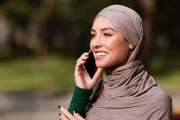 Happy Islamic Woman In Hijab Talking On Mobile Phone Outside (dalam bahasa Inggris) — Stok Foto