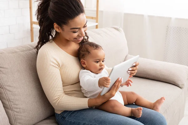 Afrikai amerikai anya és a baba segítségével digitális tabletta otthon — Stock Fotó
