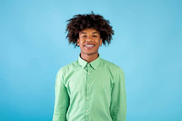 Modelo adolescente casual. Retrato del chico afroamericano sonriente mirando la cámara sobre fondo azul — Foto de Stock