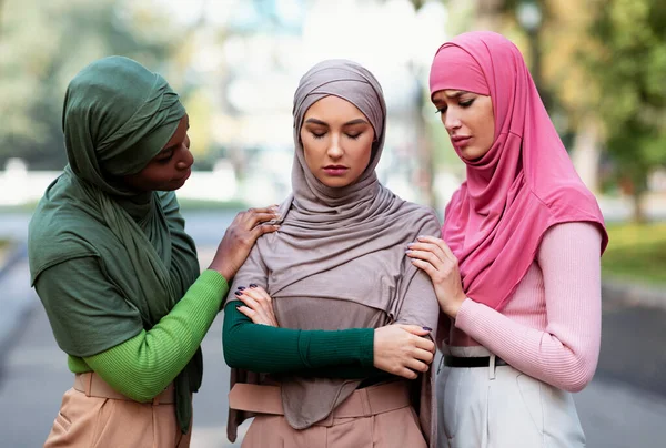 Tři Muticultural muslim ženy podporující depresivní přítel venku — Stock fotografie